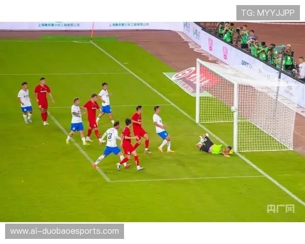 世界球星齐聚一堂 共襄足球盛宴合影留念展现全球足球荣耀