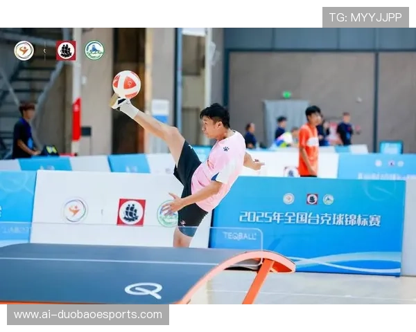 足球巨星激情对决桌上足球 展现顶级技术与默契配合